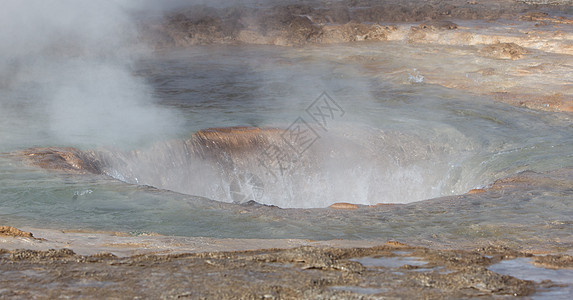 著名的冰岛火山地热喷泉气泡蒸汽二氧化硅轮缘图片