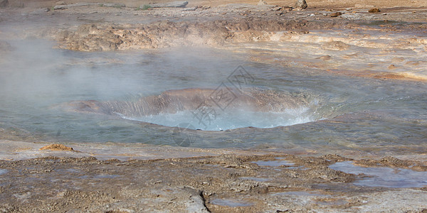 著名的冰岛火山二氧化硅蒸汽地热气泡轮缘喷泉图片