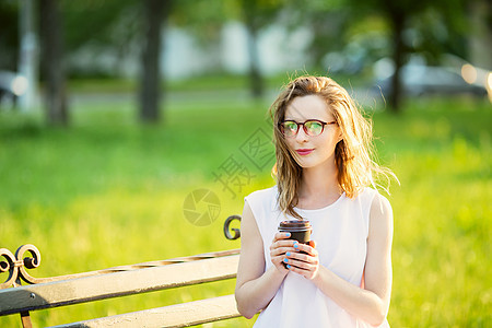 穿着眼镜的时装金发女孩女士咖啡微笑青年头发乐趣午餐城市女性潮人图片