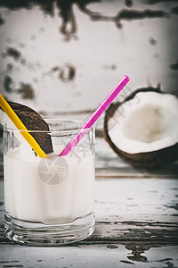 杯子上特写椰子牛奶图片