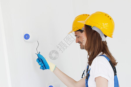 工人油漆墙安全帽房子滚筒建筑装修男人团队工匠建设者画家图片