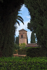 从Alhambra花园看见的Alhambra宫殿建筑学旅游公园树篱花园历史建筑蓝色小路遗产图片