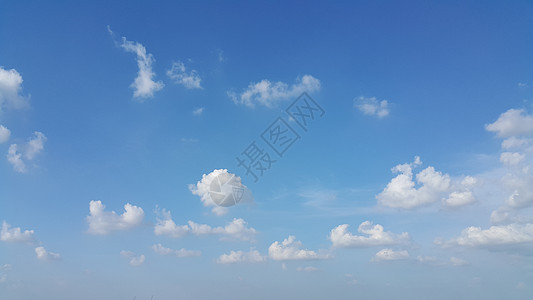 夏天的蓝色天空和散落的云图片