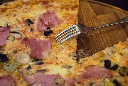 木板上的叉子和披萨图片