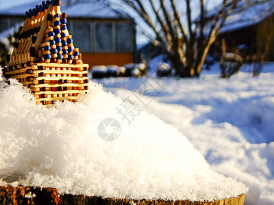 站在雪地悬崖上的火柴之屋爬坡道建筑工艺品季节孤独房子蓝色日落边缘图片