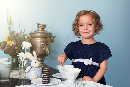 玩茶会的可爱小孩女孩图片