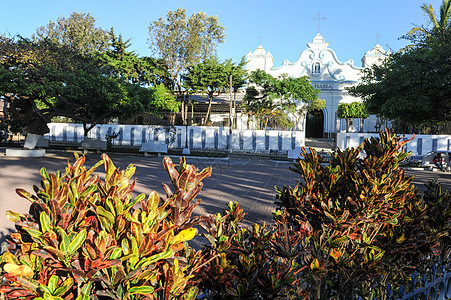 萨尔瓦多  阿塔科概念  村殖民正方形花园教会图片