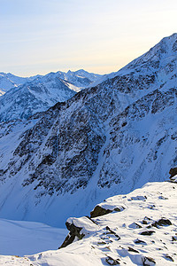 冬季山区滑雪爬坡冰川胜地单板蓝色岩石首脑晴天全景背景图片