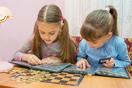 两名儿童在专辑中学习硬币图片