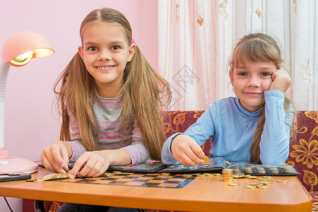 两个孩子在相册中被视作收藏的硬币图片