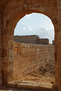 以色列奥夫达特日落时古老的石头拱门和墙图片