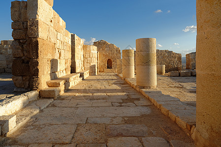 日落时古寺庙的景象废墟(以色列 奥夫达特)图片