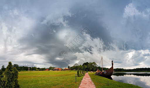 夏季风暴风雨景观 云层多彩的天空 飓风和雨水公园雷雨灾难场景房子下雨戏剧性地平线危险全景图片