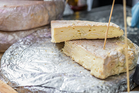 法国奶酪片段美食收藏木板小吃熟食烹饪桌子市场食物展示图片