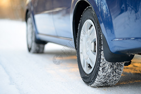 雪路上的冬季车轮胎 图片特辑 安全驾驶温度车辆运输日落旅行危险车轮橡皮太阳速度图片