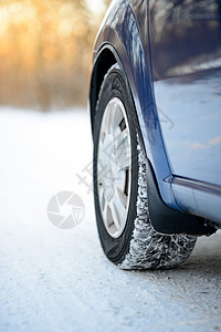 雪路上的冬季车轮胎 图片特辑 安全驾驶车轮日落冻结蓝色危险天气太阳旅行橡皮速度图片