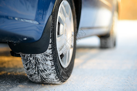 雪路上的冬季车轮胎 图片特辑 安全驾驶季节牵引力冻结太阳橡皮危险速度天气运输车辆图片