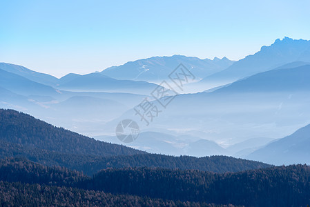 山薄雾天空山峰首脑森林水平风景高度蓝色图片