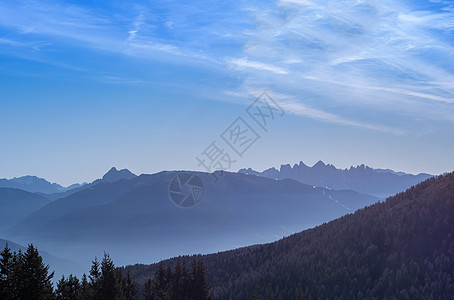 山区地貌薄雾山峰首脑水平高度蓝色天空森林风景图片