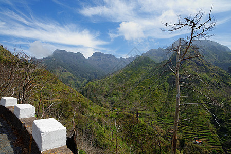 葡萄牙马德拉岛地区的风景山地景观阳台顶峰岩石场地爬坡天空视角蓝色绿色图片