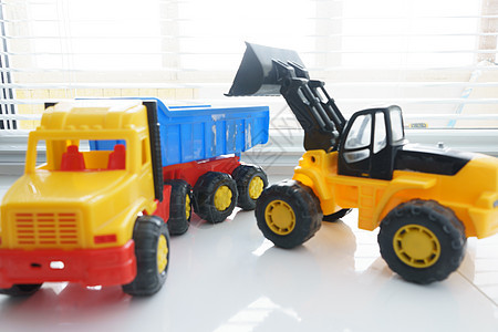 玩具车和玩具倾卸卡车机械运输装载机推土机车轮道路施工前端地球塑料图片