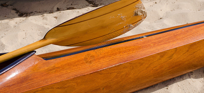 热带沙滩上的独木舟图片