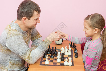 爸爸和女儿握手 玩象棋游戏 握手图片