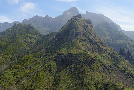 葡萄牙马德拉岛地区的风景山地景观岩石顶峰阳台视角绿色场地爬坡蓝色天空图片