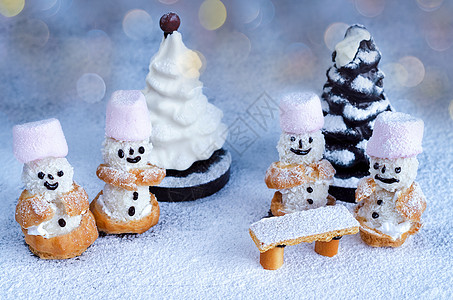 小蛋糕雪人和巧克力树 以糖粉制成图片