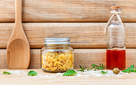 意大利食品概念用橄榄油和香料药草干意面糊图片