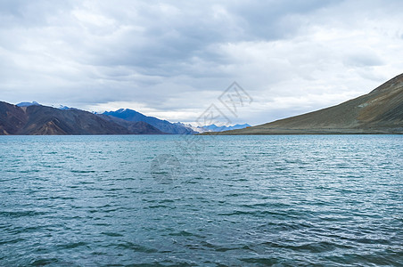 班公湖曹庞湖湖自然景观岩石天空旅行地区目的地石头背景