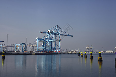 旋转港的一排大型港口起重机图片