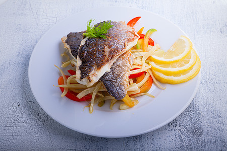 带蔬菜的海丁鱼鱼尾绿色食物柠檬海鲜健康饮食油炸叶子茴香胡椒图片