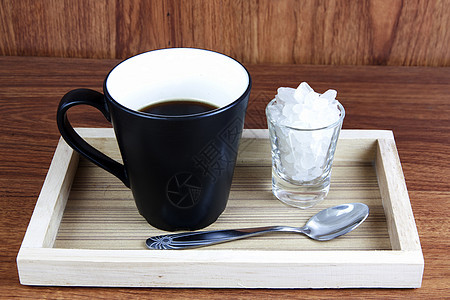 黑咖啡和岩石糖白色桌子饮料咖啡液体棕色泡沫水晶杯子玻璃图片