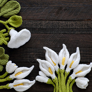编织绿叶和白花背景手工针织工艺喇叭花产品植物群花束精神白色印象图片
