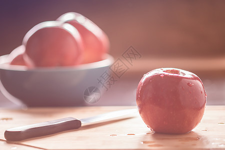 切割板上的红苹果木头红色食物小吃饮食水果营养木板图片