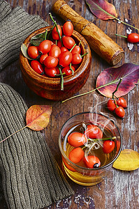 带浆果的热茶叶子草本植物温度药品饮料杯子玻璃食物红色树叶图片