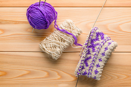 紫色和白色的羊毛线 编织袜子图片