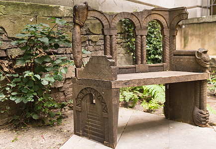 伦敦市中心旧雕刻的长椅木头座位棕色文化景观花园建筑学城市家具椅子图片