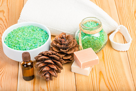 天然海水盐和肥皂 以及用于桑浴的松树基本油图片