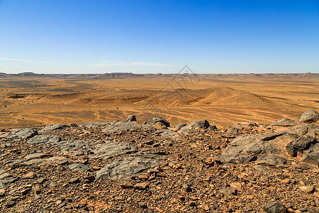 摩洛哥美丽的山地风景 在蓝天的沙漠中太阳干旱冒险日落阳光峡谷石头沙丘爬坡荒野图片