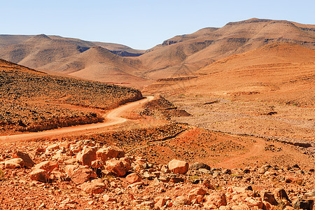 摩洛哥美丽的山地风景 在蓝天的沙漠中橙子冒险地平线旅行全景土地爬坡山脉干旱石头图片