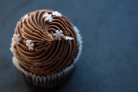 巧克力纸杯蛋糕沙漠蓝色奶油糕点美食漩涡香草小雨装潢磨砂甜点图片