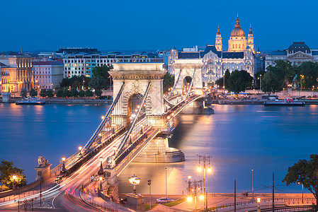 匈牙利布达佩斯Szechenyyi连锁桥风格交通历史性狮子地平线天线日落夜生活房子石头图片
