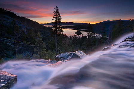 鹰瀑早晨报 加州塔霍湖反射湖景风景岩石瀑布支撑场景山脉蓝色树木图片