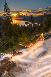 鹰瀑早晨报 加州塔霍湖清水日落岩石树木反射山脉瀑布蓝色湖景天空图片