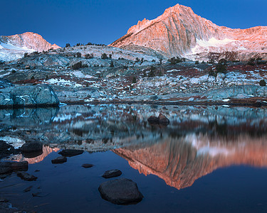 北峰的寒冷早晨岩石石头远足全景旅行蓝色反省顶峰天空公园图片