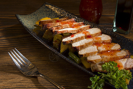 亚洲蔬菜垫上的肉生产草药食物胡椒牛肉筷子美食香菜食品盘子图片