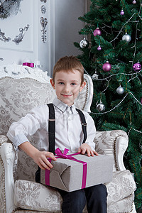 带圣诞礼物盒的男孩图片