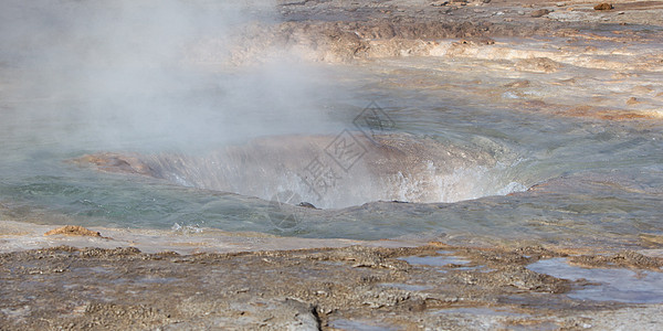 著名的冰岛气泡喷泉二氧化硅轮缘地热蒸汽火山图片